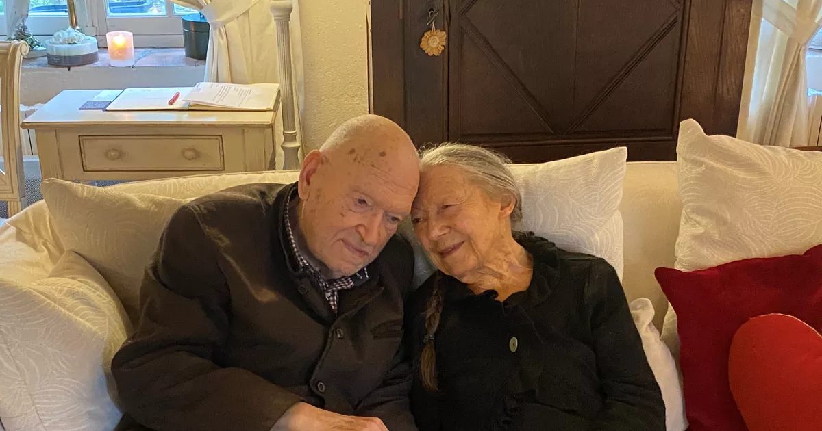 Une famille heureuse avec leur deux enfants _ Emmanuel-SOS-Adoption