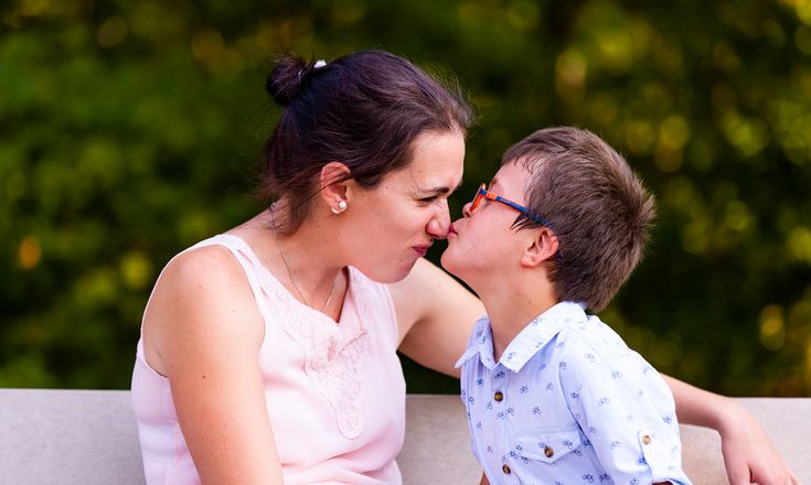 Une maman avec son enfant s'embrassant — Emmanuel SOS Adoption