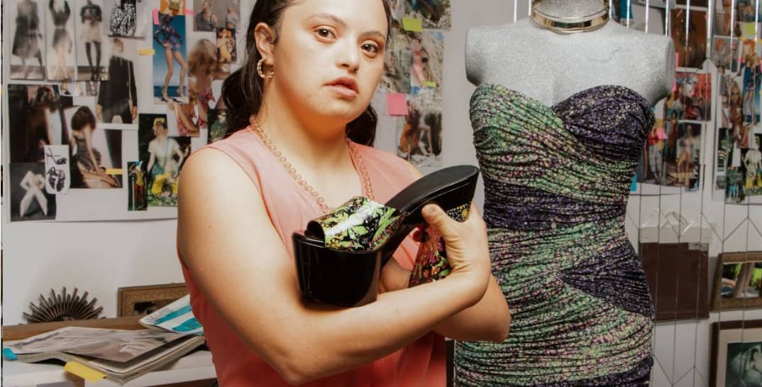 Enfant avec trisomie 21 en situation d'apprentissage : Emmanuel-SOS-Adoption